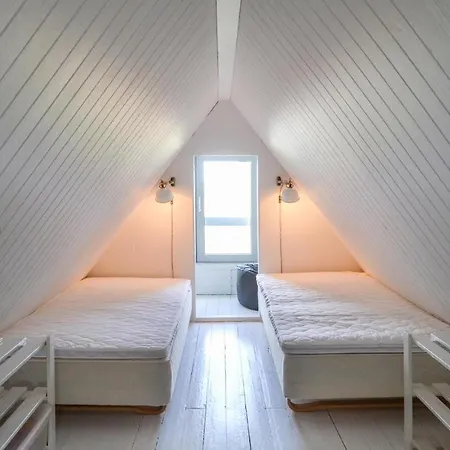 Amazing In V W/ 2 Bedrooms *